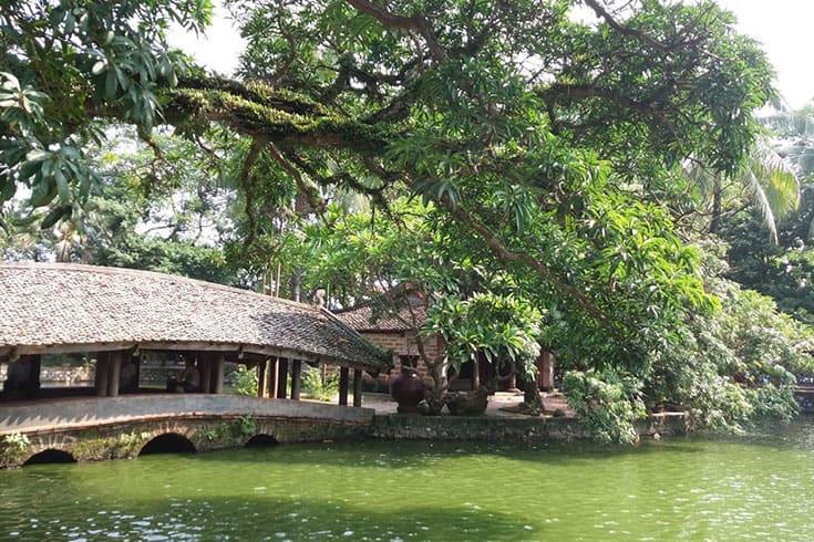A scene at Thay pagoda