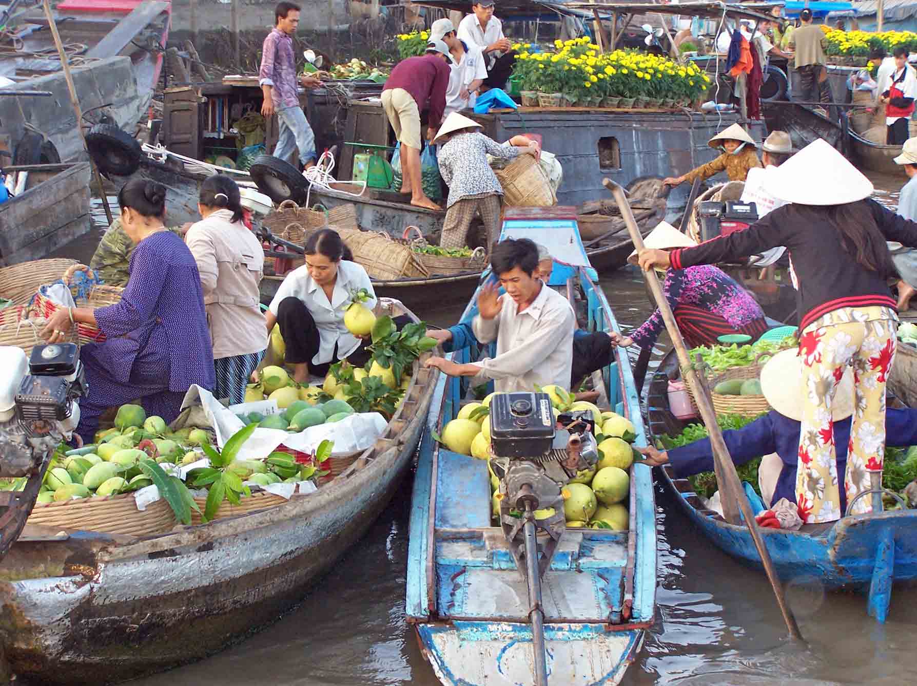Best time to visit Cai Be floating market
