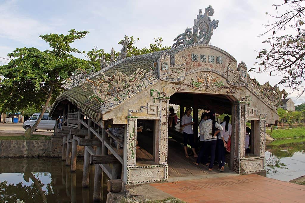 What to see in Thanh toan tile-roofed bridge