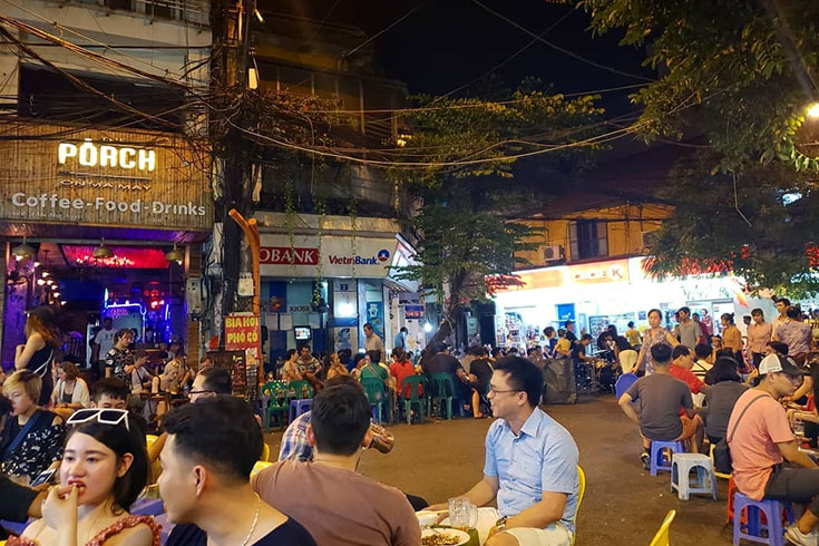 Have beer at Ta Hien street