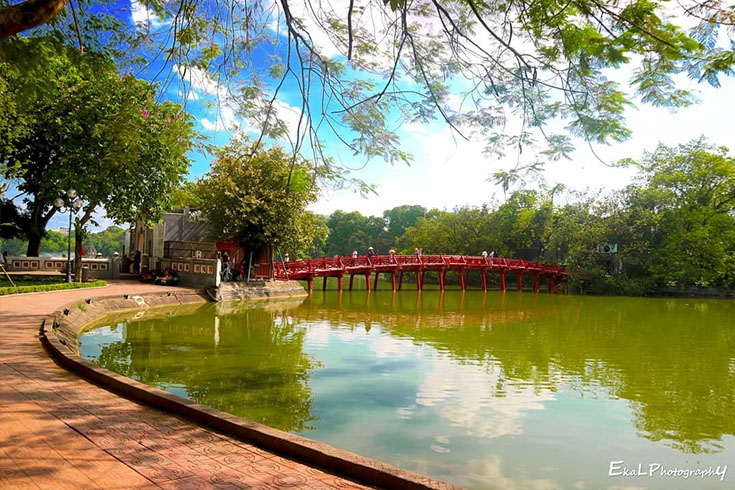 Walking around Hoan Kiem Lake