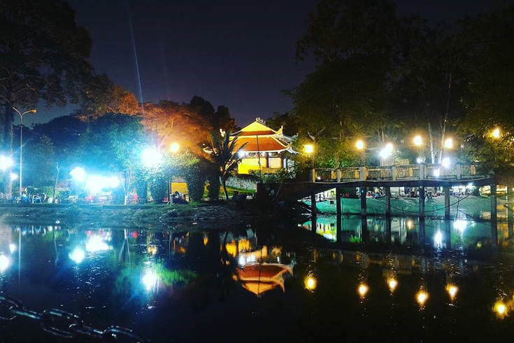 Le Thi Rieng park at night