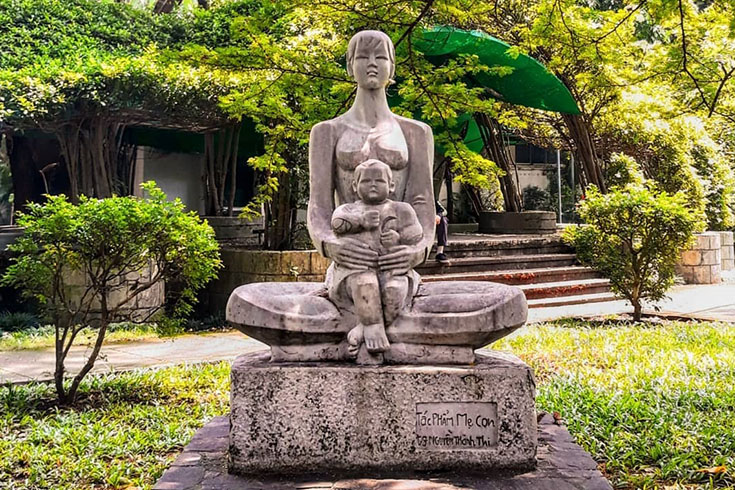 Sculptures at Tao Dan Park 