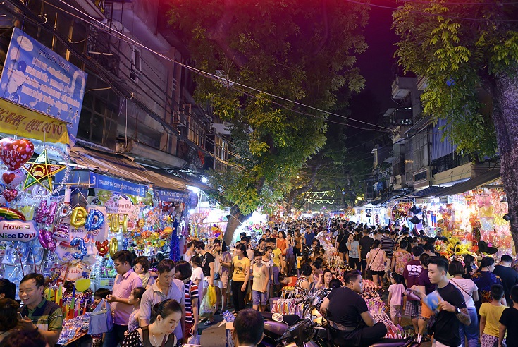 Take photos at Hanoi old quarter