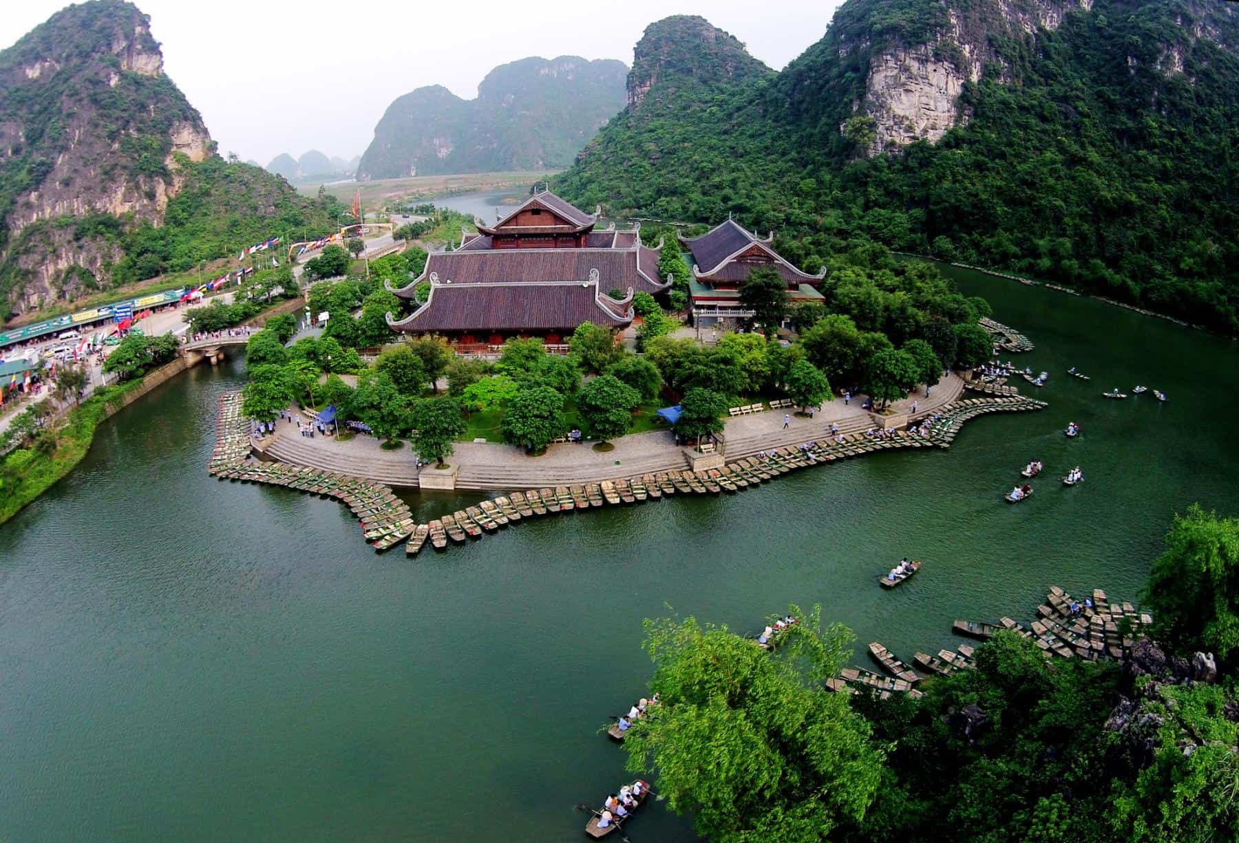 Trang An Complex - A Scenic Landscape in Ninh Binh from Hanoi (Photo)