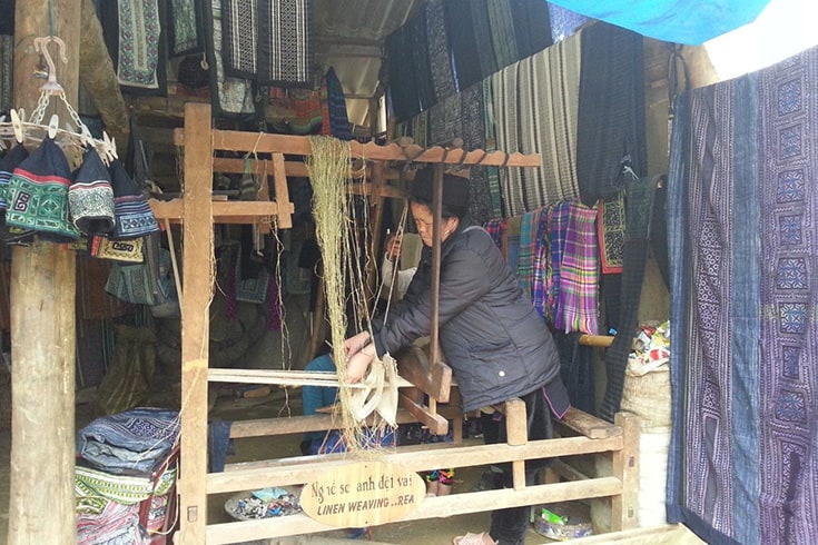 Brocatelle weaving in Ta Phin village