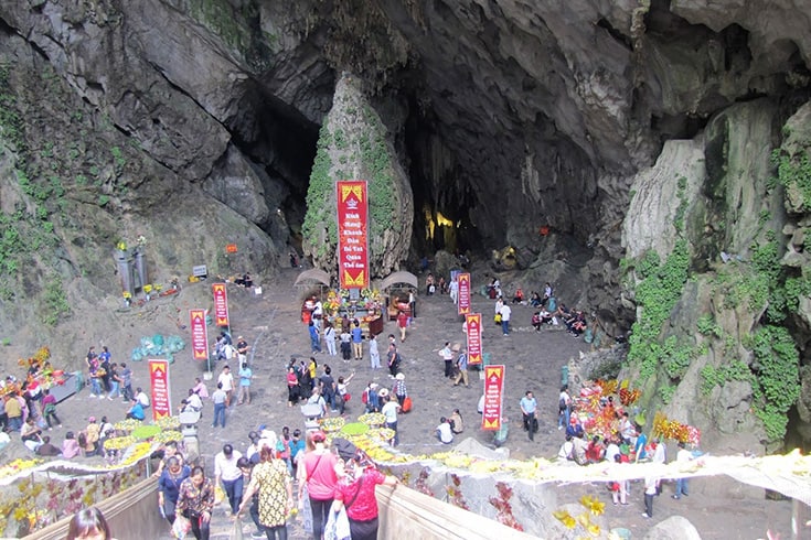 Cave in Huong pagoda