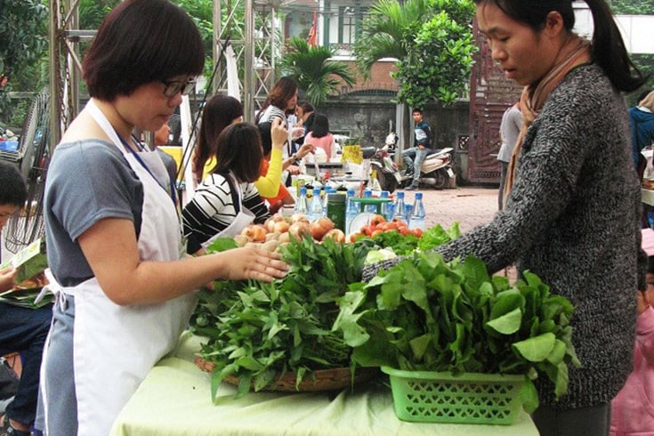 A clean vegetable shop in Tay Ho market