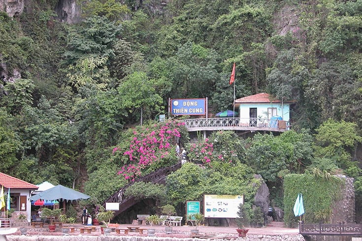 Thien Cung cave from outside