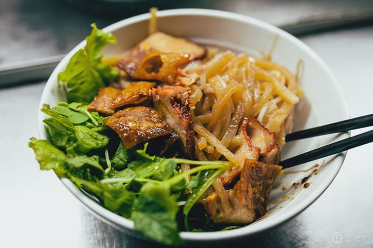 Taste Hoi An traditional food - Cao Lau