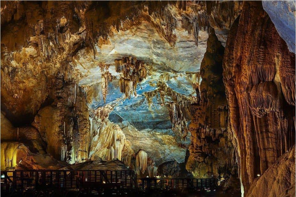 Spectacular Tien Son Cave (Dry Cave) in Phong Nha-Ke Bang, Vietnam