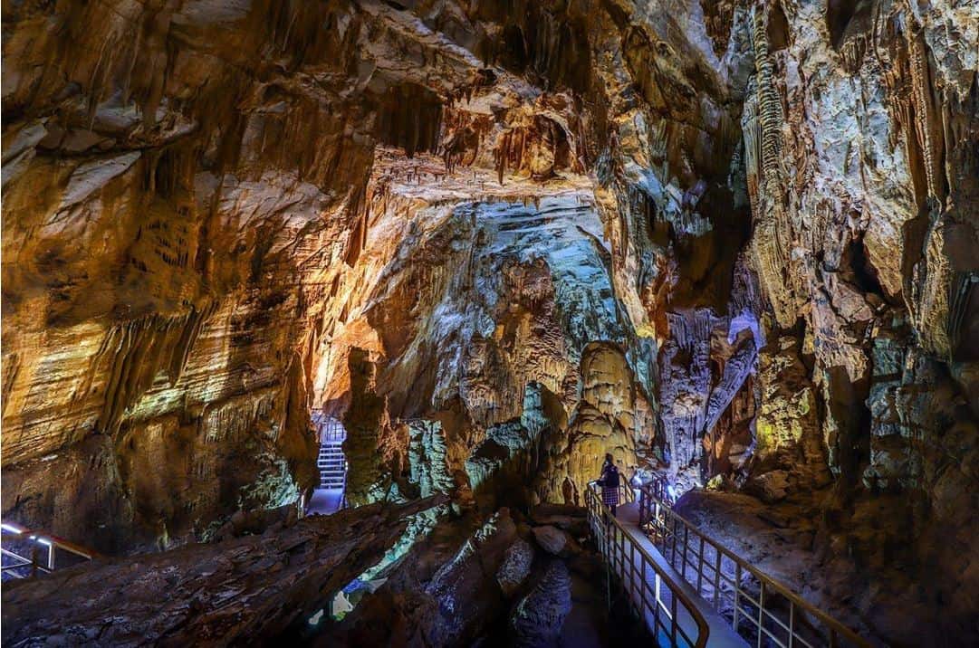 What to see in Tien son cave 