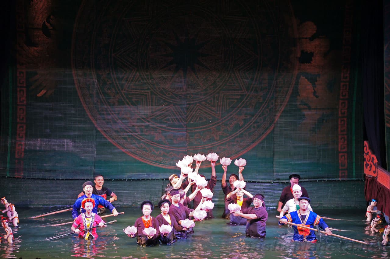 Watch performance in Thang Long water puppet theater during 2 days in hanoi