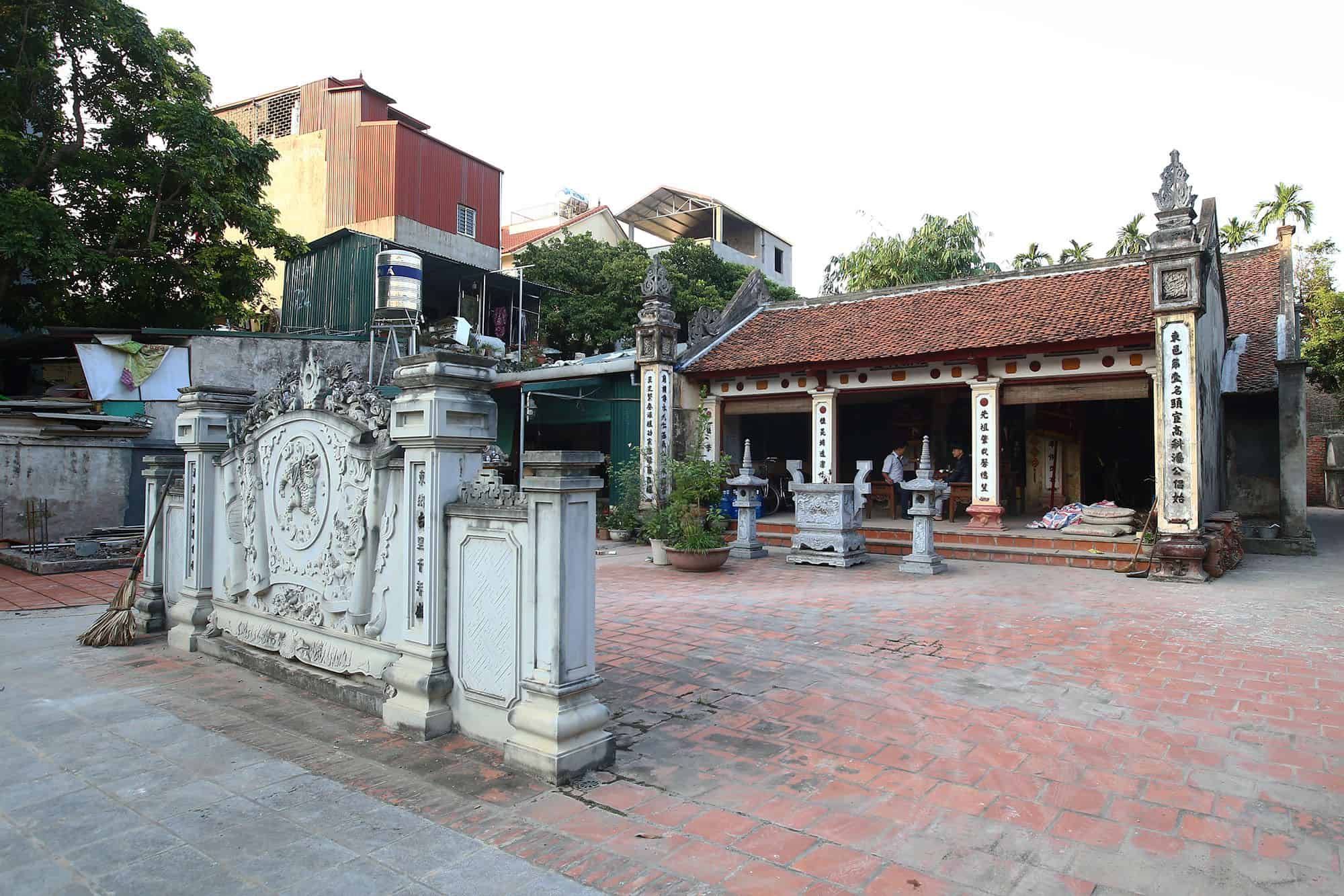 Inside Dong Ngac ancient village