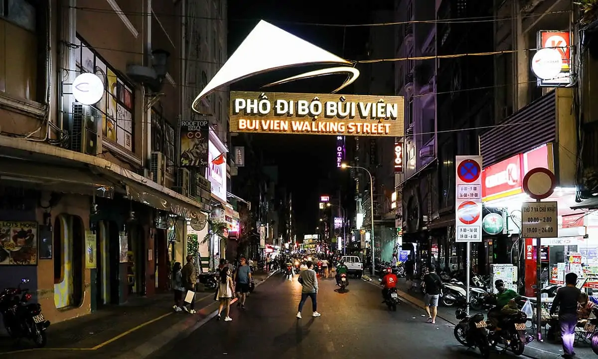 Eating in Bui Vien street