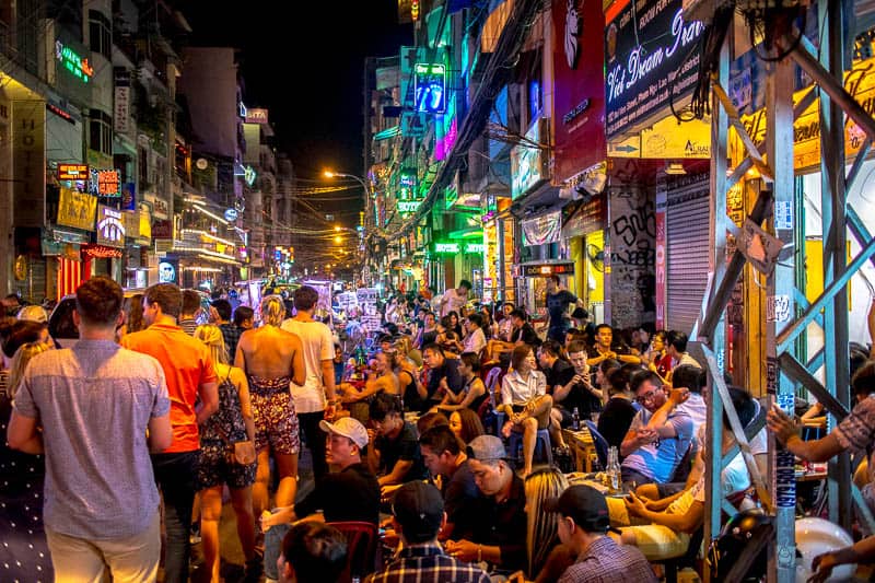 bui-vien-street-nightlife-heaven-for-the-youth-in-saigon-sesomr