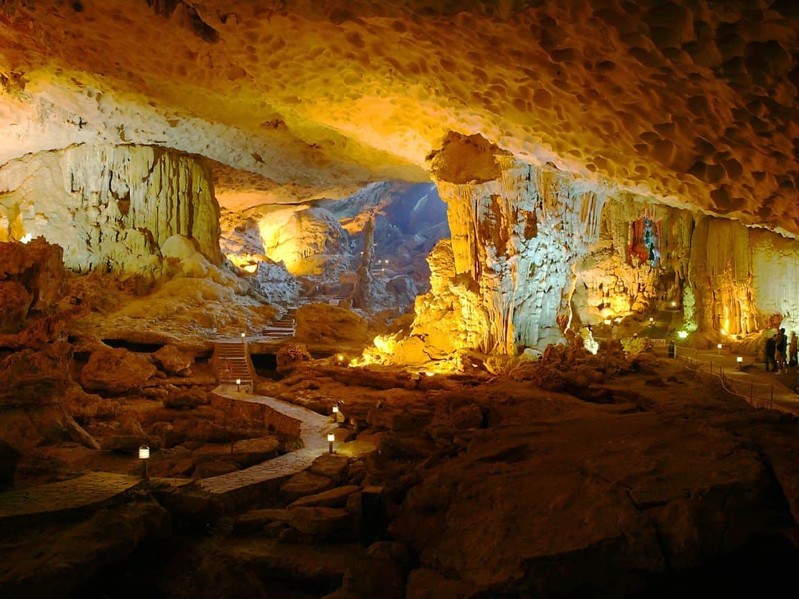 Thien Canh Son Cave in Halong Bay