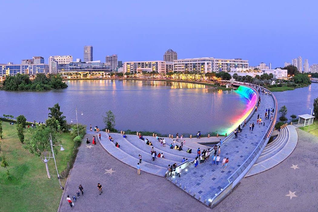 Overview of Crescent Lake park - hồ bán nguyệt