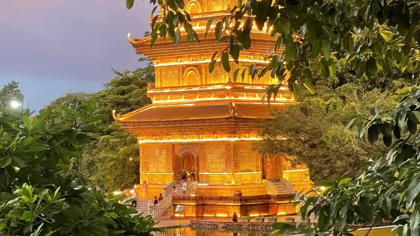 ninh binh night market: Ky Lan lake 