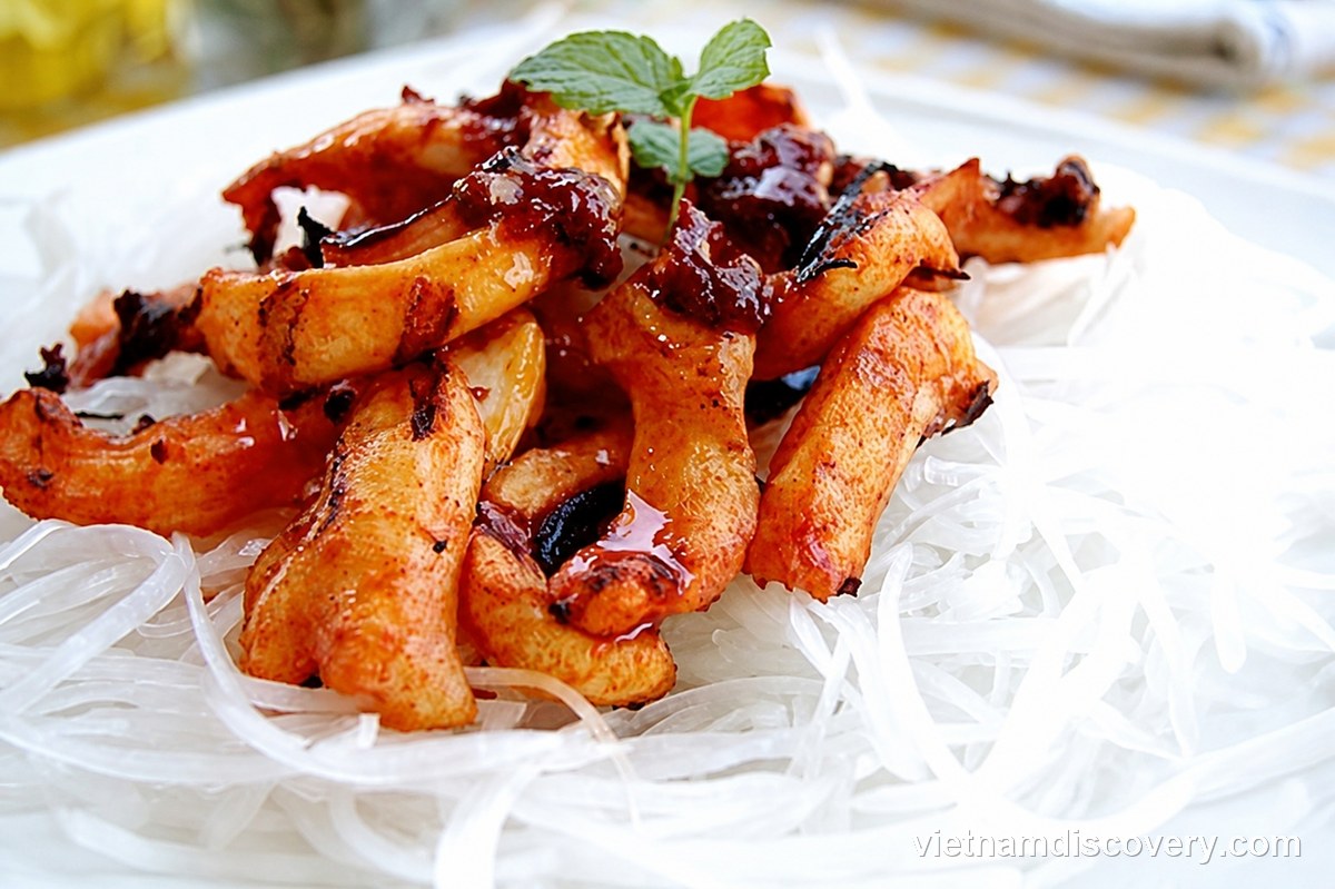 Grilled octopus pieces with chilli sauce