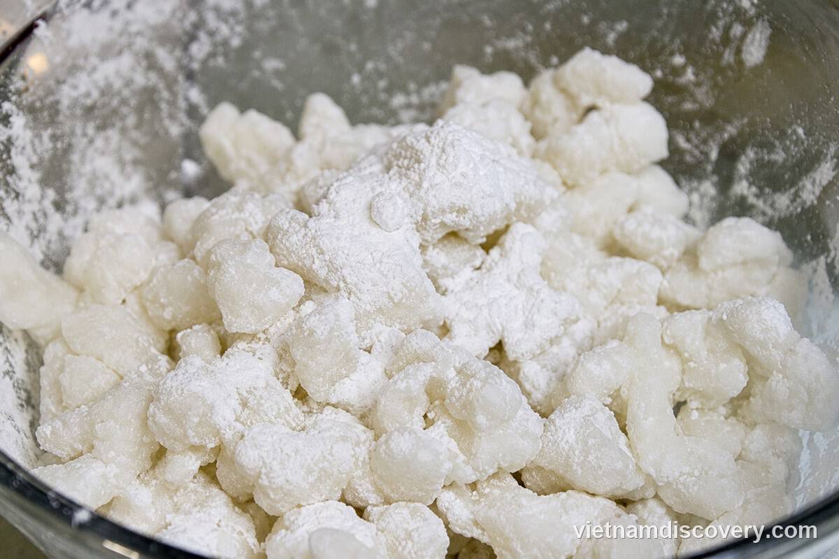 Pith cubes rolled in tapioca starch