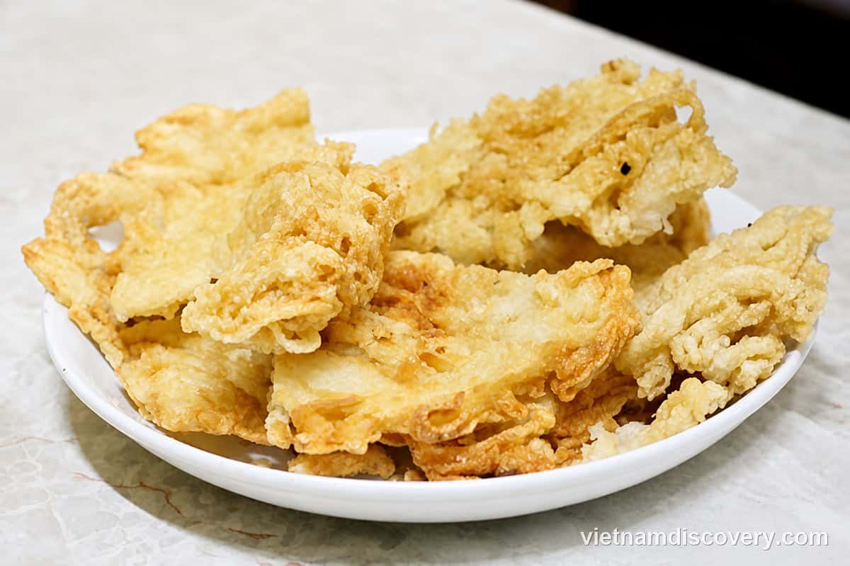 Fried phở pieces piled on a plate