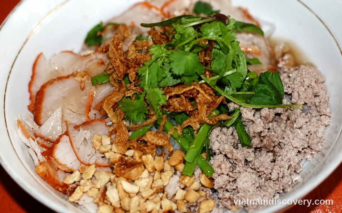 Phở trộn with sliced pork, peanuts, fried scallions and herbs