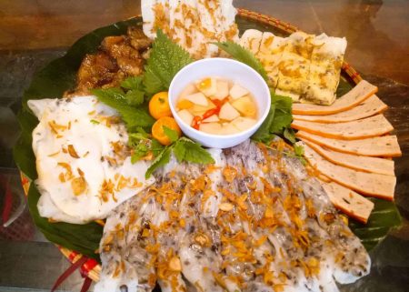 Small-group Hanoi Seafood Tasting by Walking Tour