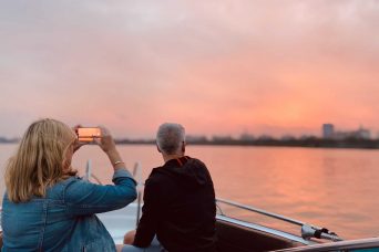Sunset city tour on Saigon river by speedboat 4